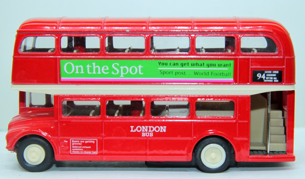 Welly 9930, Doppeldecker Bus, mit Aufschrift " On the Spot LONDON Bus", rot,  Maßstab 1:55, bespielt mit geringen Gebrauchsspuren, siehe Bilder, ohne Originalverpackung 