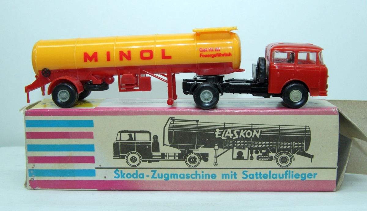 Prefo LKW Skoda Zugmaschine mit Sattelaufleger mit Aufschrift "Minol", für Spur H0, mit Originalverpackung