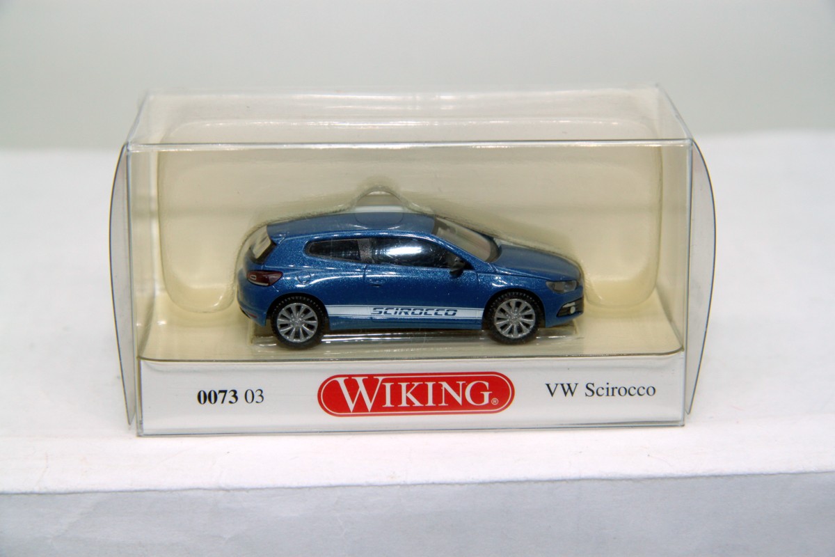 Wiking 007303, VW Scirocco III, blauperleffekt, mit Schriftzug "Scirocco"