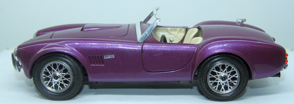 BURAGO 0513, Ford AC, COBRA 427, Baujahr 1965, lila, Maßstab 1:24, bespielt mit  Gebrauchsspuren (Plexiglasscheibe fehlt), siehe Bilder, ohne Originalverpackung 