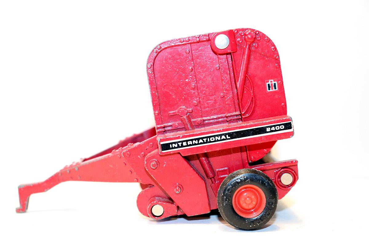 Ertl SW19892, Round Baler "International 2400", red, used, with signs of wear