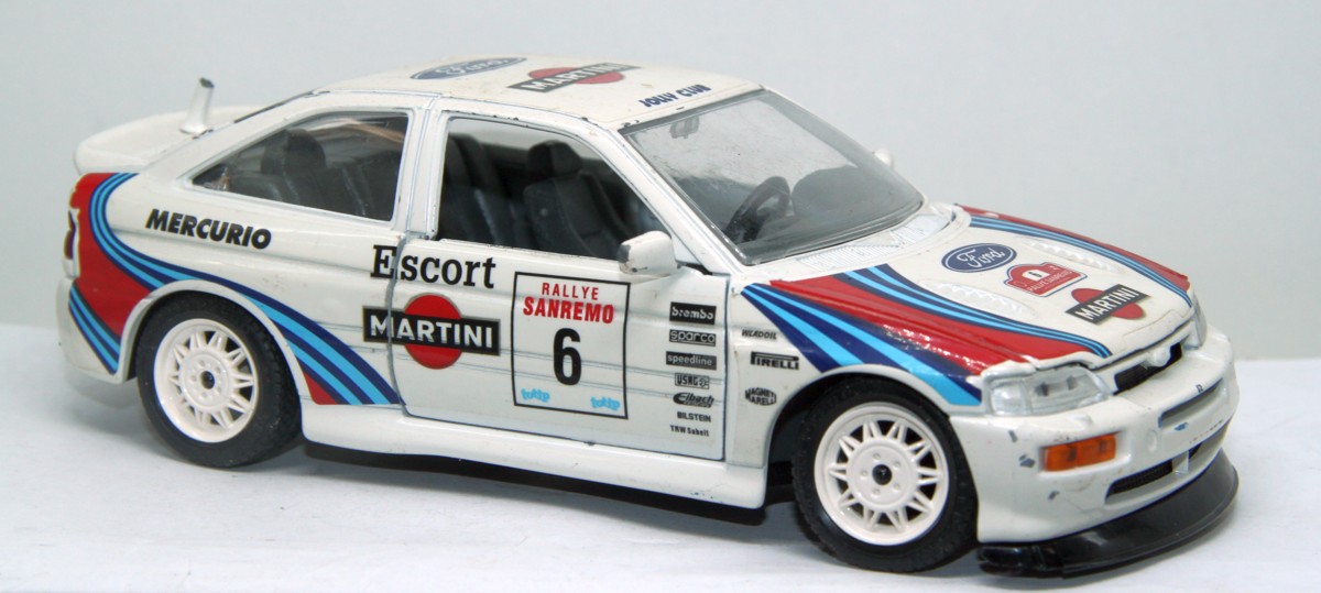 Burago, Ford Escort RS, Cosworth Rally,  Maßstab 1:24, bespielt mit geringen Gebrauchsspuren , siehe Bilder, ohne Originalverpackung  