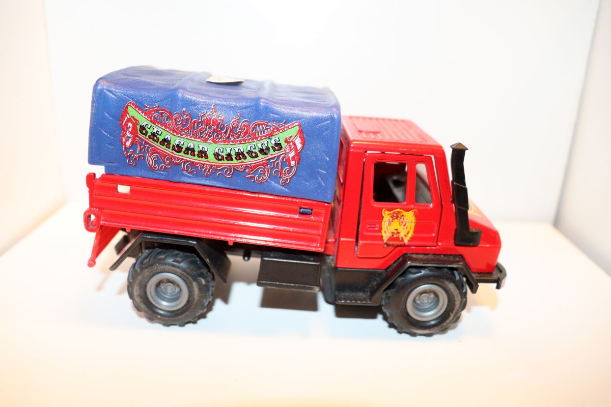 Welly SW21464, Mercedes Benz Unimog 1750 + Zirkuswagen, "Caesar Circus", blau/rot
