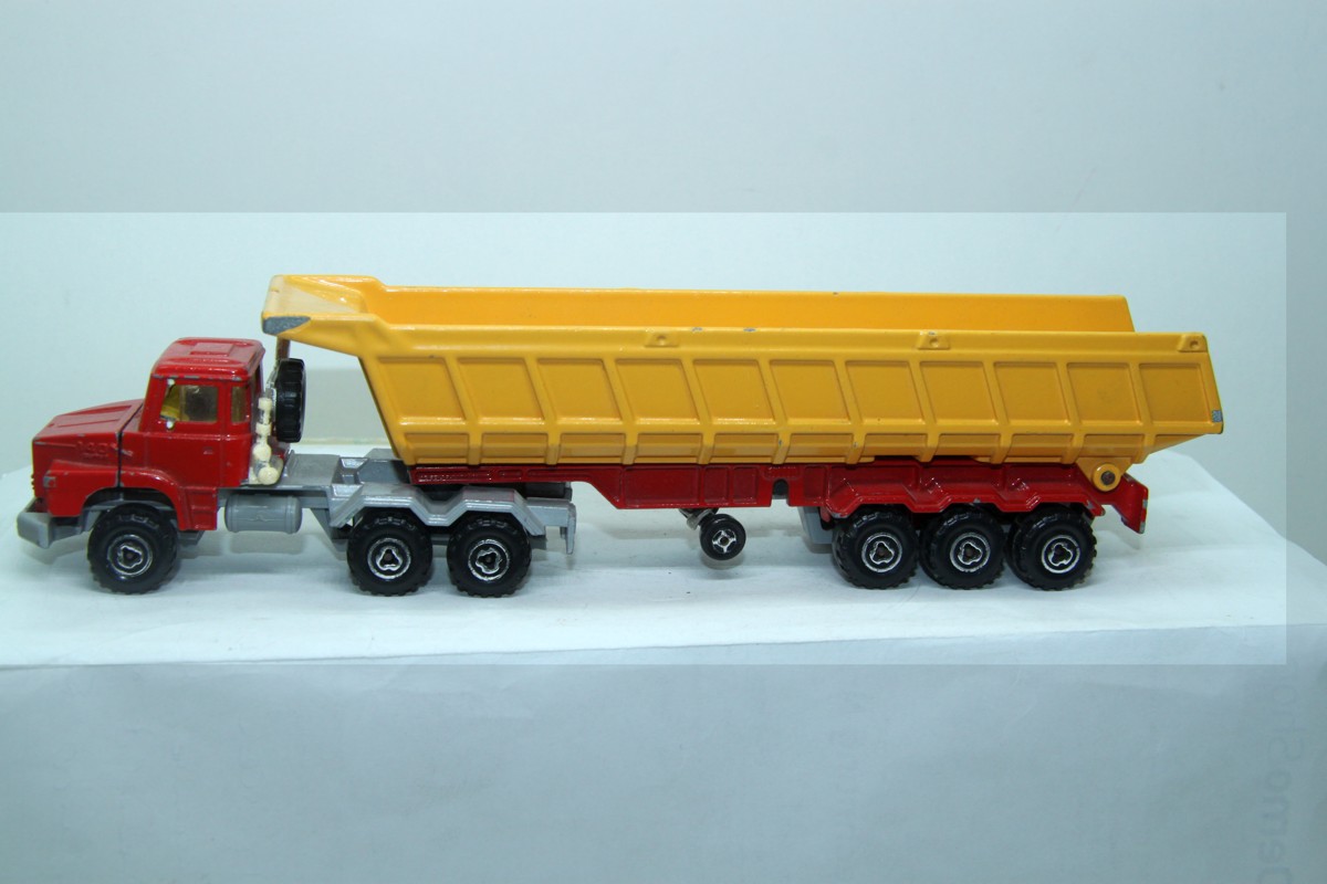 Majorette, LKW, Sandkipper, rot/orange, Maßstab 1:60, Majorette, LKW, Sandkipper, rot/orange, Maßstab 1:60, bespielt mit geringen Gebrauchsspuren , siehe Bilder, ohne Originalverpackung  