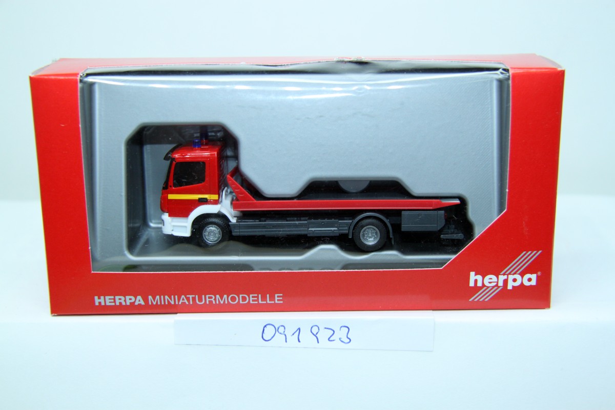 Herpa 091923, Mercedes-Benz Atego Plateau Tow Truck "Fire Brigade" , blue light model