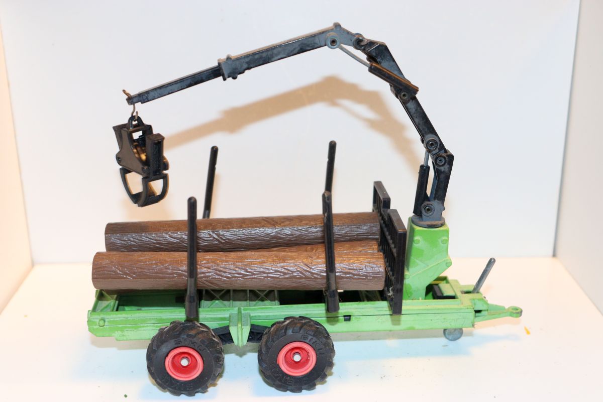 Siku SW21559, Siku forestry trailer with grab and plastic wood, green, scale 1:32, used, 