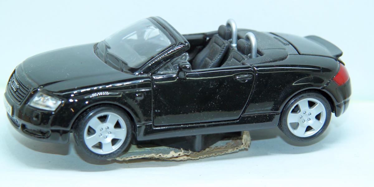 Maisto AUDI TT Roadster, schwarz,  1:24