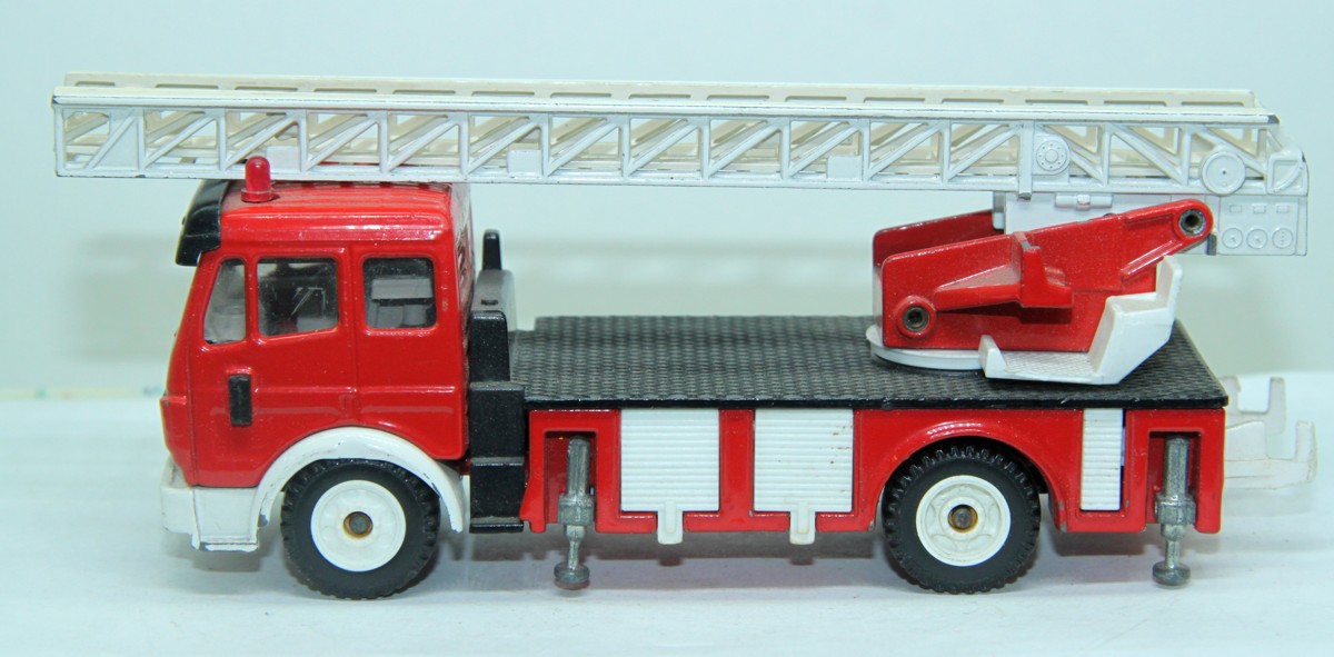 Suku 2819, Feuer Motor W/Leiter,  Feuerwehr Mercedes Atego. rot, Maßstab 1:55, bespielt mit Gebrauchsspuren, siehe Bilder, ohne Originalverpackung   