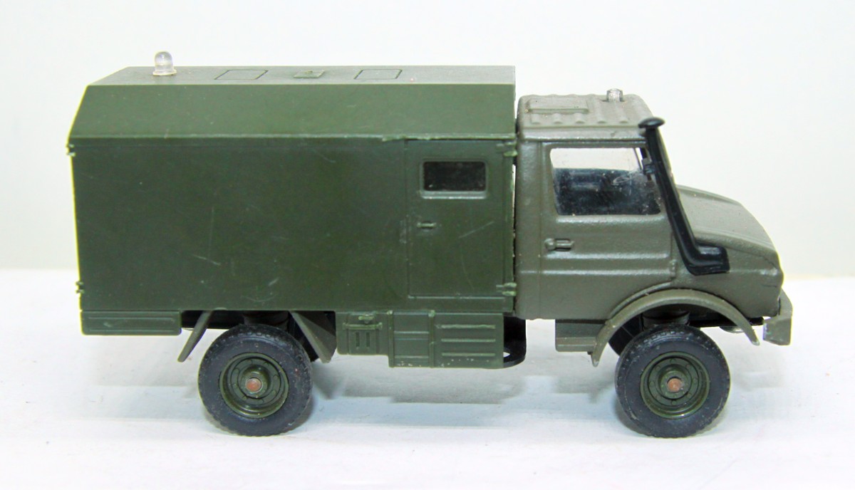 Solido Militär Krankenwagen, oliv, Maßstab 1:55, bespielt mit geringen Gebrauchsspuren , siehe Bilder, ohne Originalverpackung  