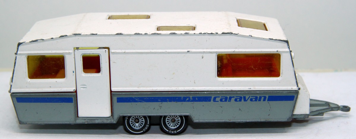 SIKU Caravan Wohnwagen Tandemachse, mit, weiß/grau, blauem Streifen auf Wohnwagen