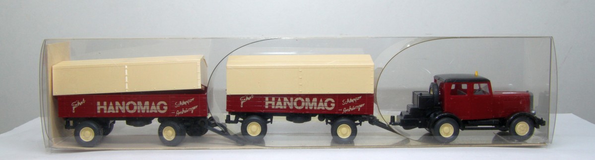 WIKING 85029, Hanomag ST 100 mit zwei Anhängern mit Aufschrift "HANOMAG", für Spur H0, in OVP