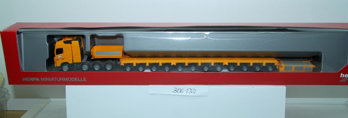 Herpa 306133, Volvo FH Gl. XL low-loader semitrailer with Goldhofer Powerpack "Max Bögl", orange,