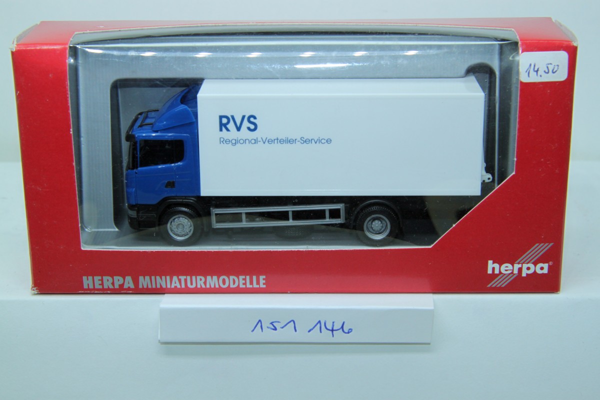 Herpa 151146, Scania R05 R310 Kofferwagen 2a Ladebordwand „RVS“ 