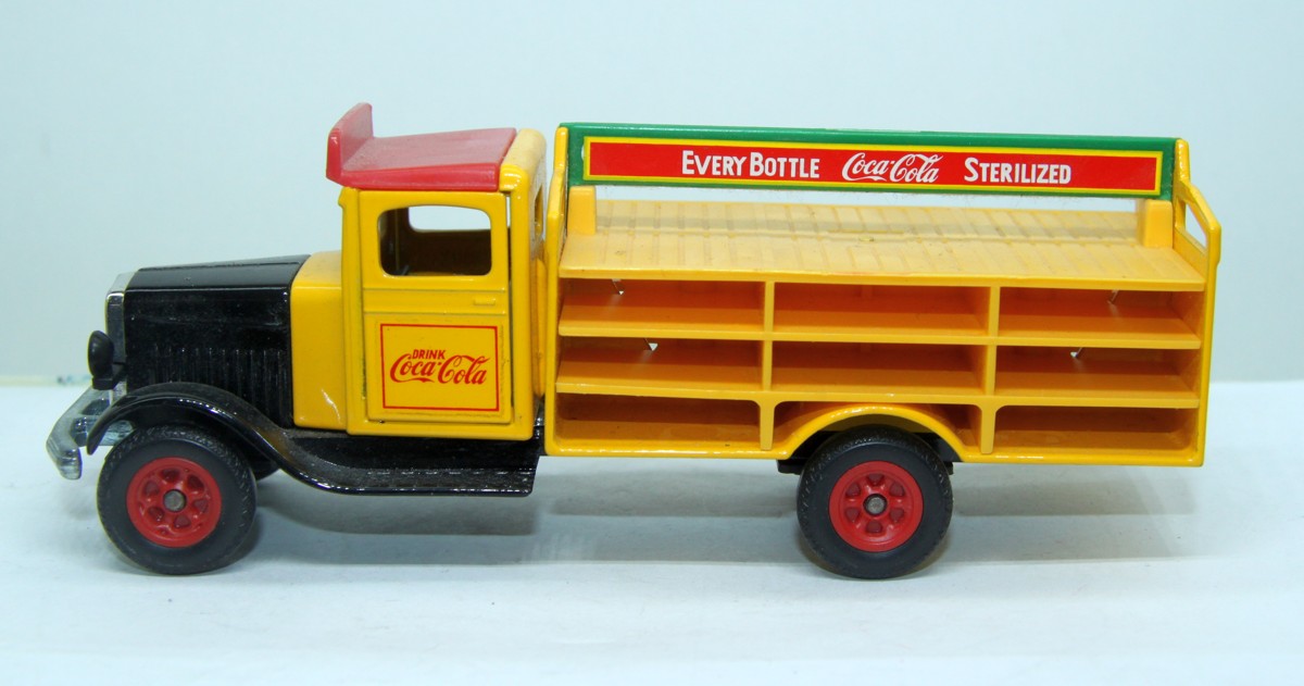 Siku,  WHITE Oldtimer Getränkewagen, mit Aufschrift "Coca Cola, Every Bottle Sterilized", gelb/rot/schwarz, Maßstab 1:55, bespielt mit Gebrauchsspuren, siehe Bilder, ohne Originalverpackung 