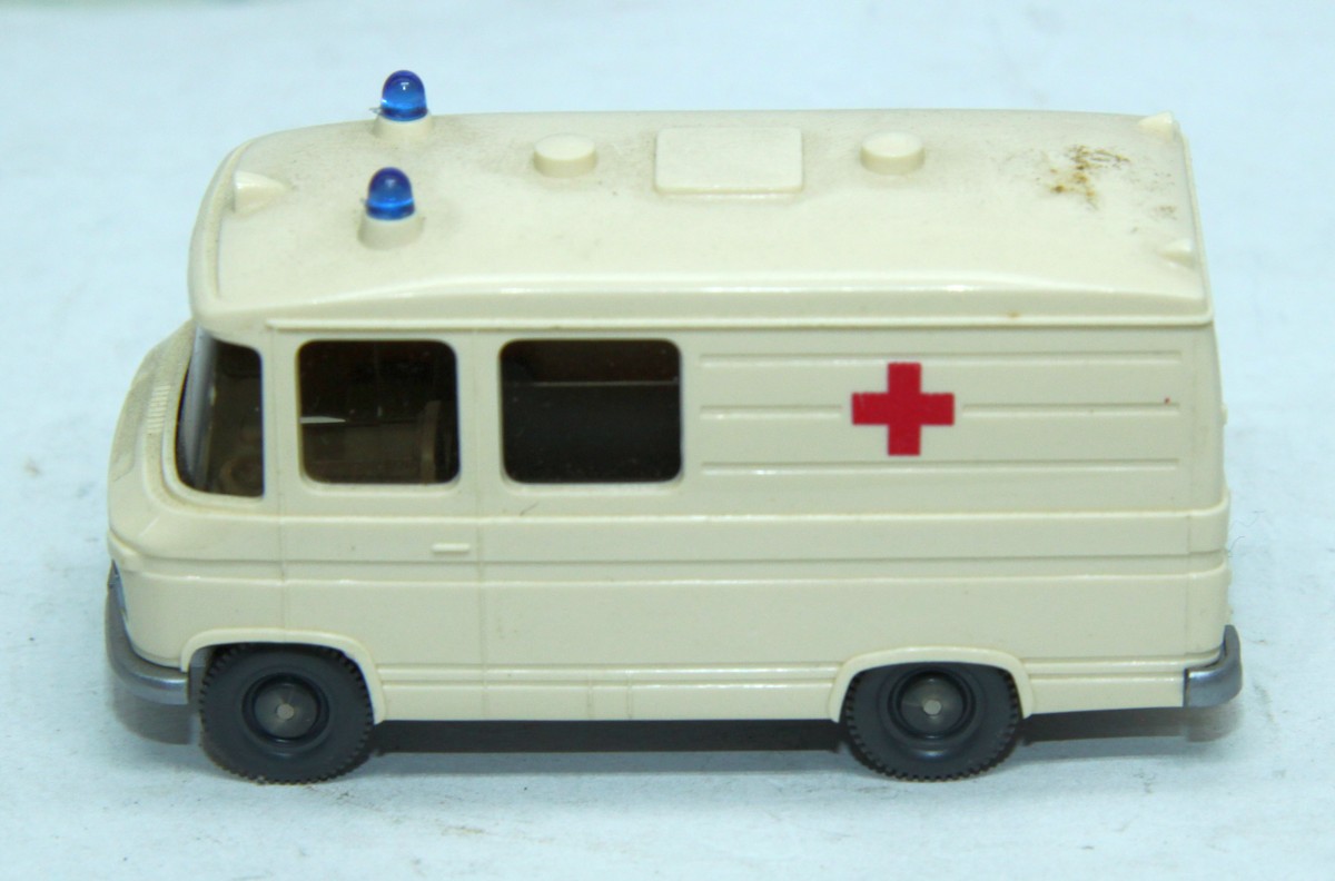 Wiking SW16260, MB Transporter, Krankenwagen, beige