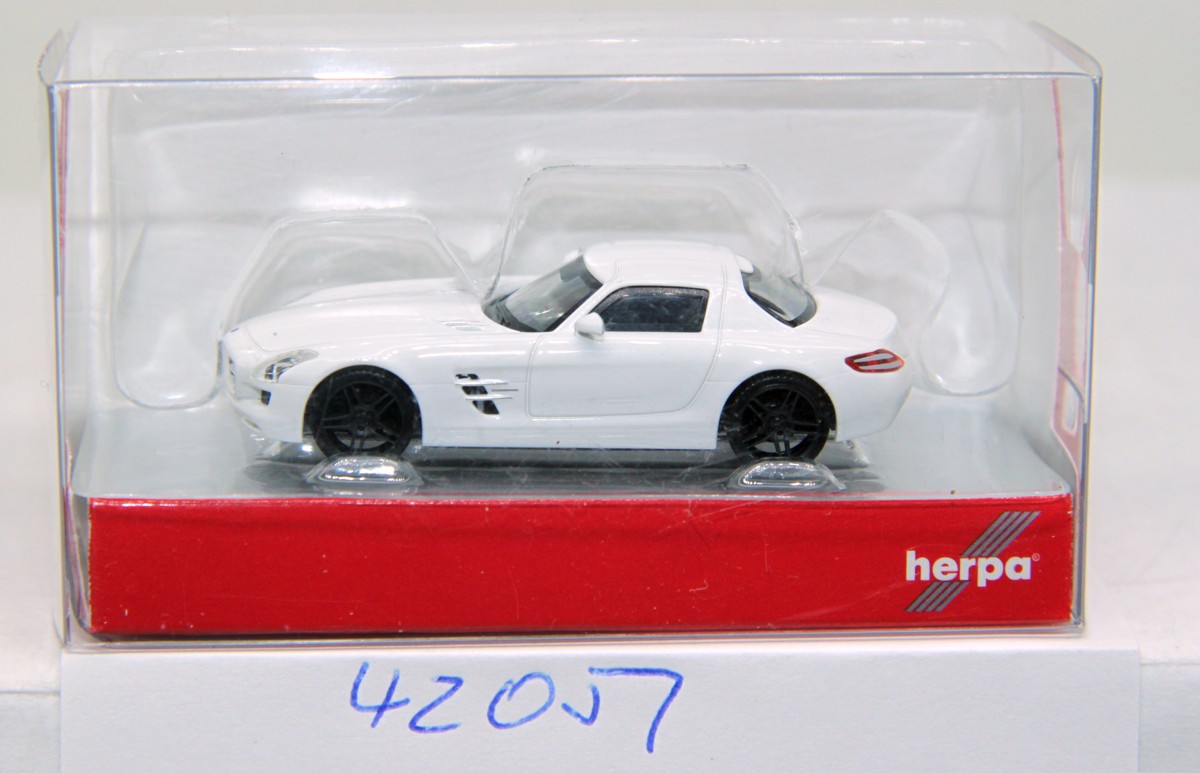 Herpa 420501, Mercedes-Benz SLS AMG, weiß mit schwarzen Felgen, für Spur H0, mit Originalverpackung