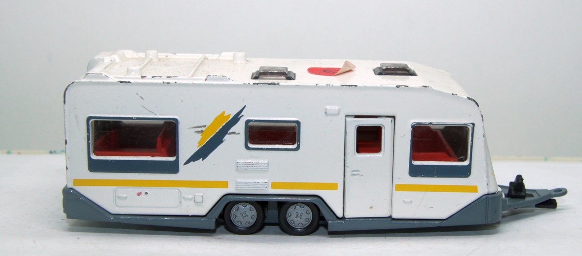 SIKU Caravan Wohnwagen Tandemachse, mit, blau/weiß, gelbem Streifen auf Wohnwagen, L15,  Maßstab 1:55, bespielt mit  sichtbaren Gebrauchsspuren, siehe Bilder, ohne Originalverpackung 