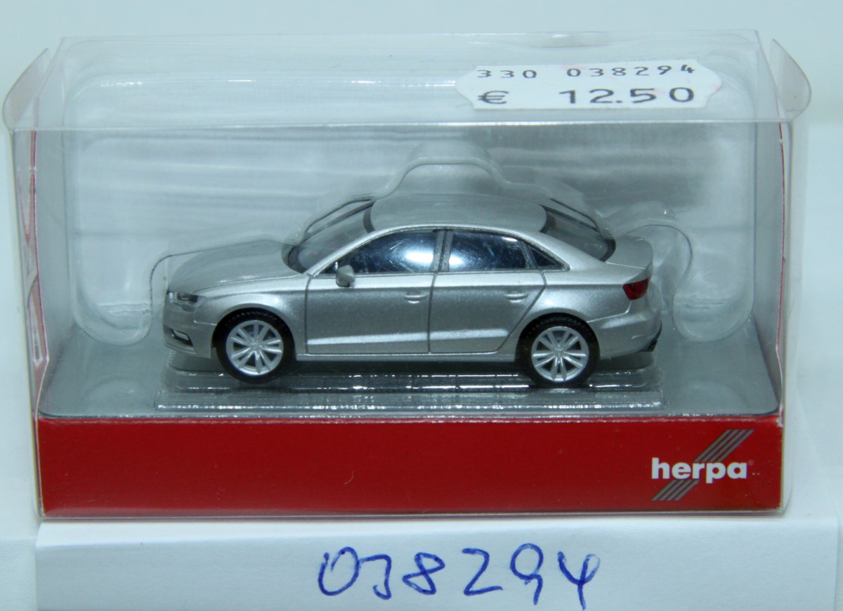 Herpa 038294, Audi A3 Limousine, ice silver, Epoche VI