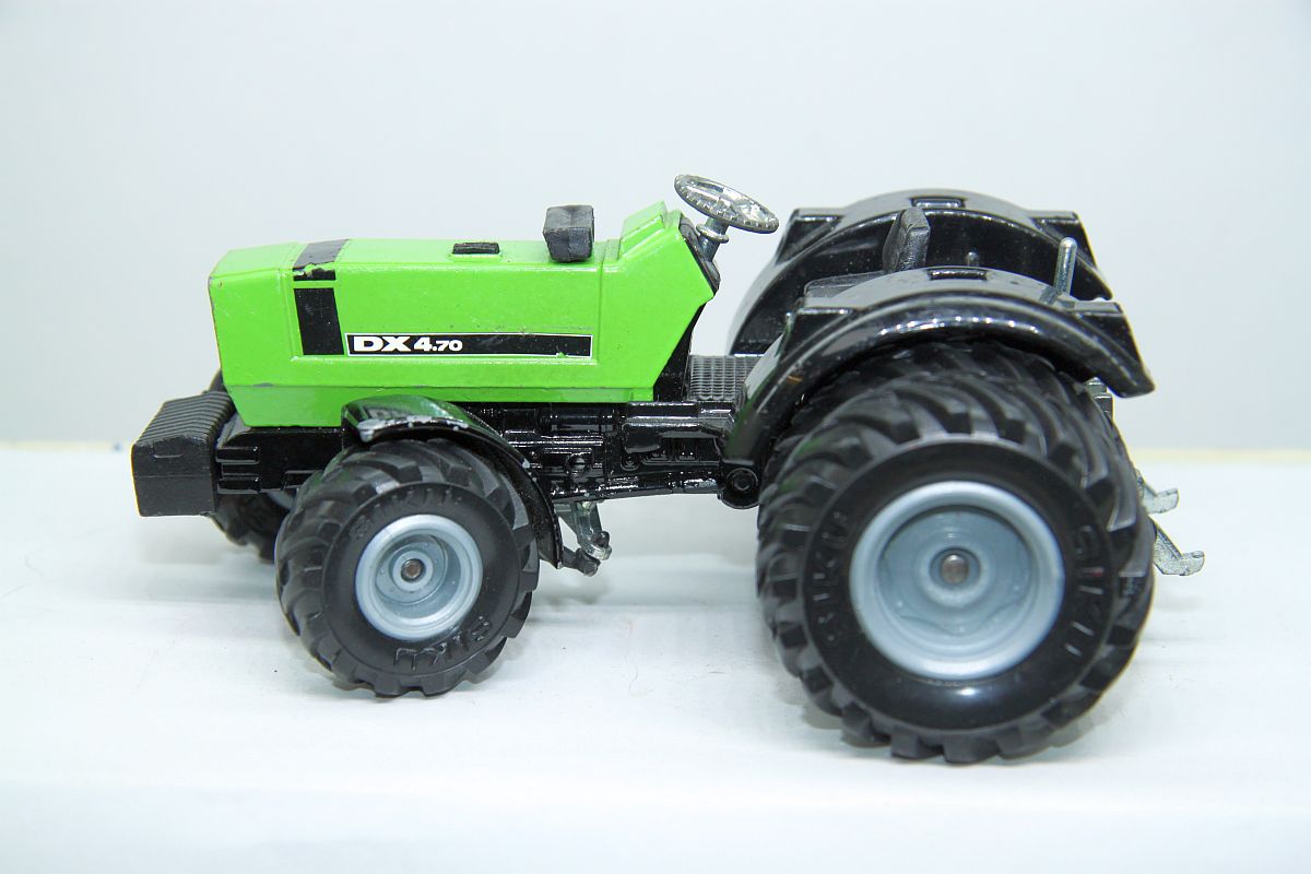 Siku SW19759, Siku tractor, Deutz DX 4.70, green, used, with signs of wear,