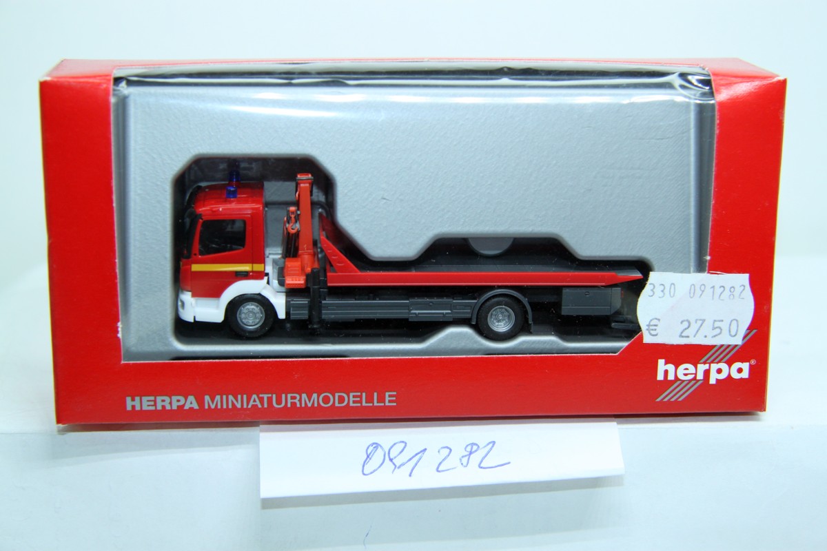 Herpa 091282, Mercedes-Benz Atego, plateau tow truck with crane, fire brigade