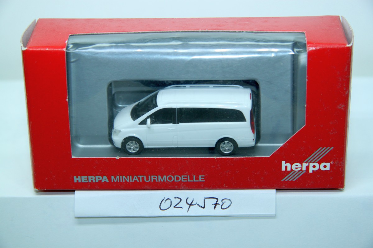 Herpa 024570, Mercedes-Benz Viano mit Dachreling, weiß
