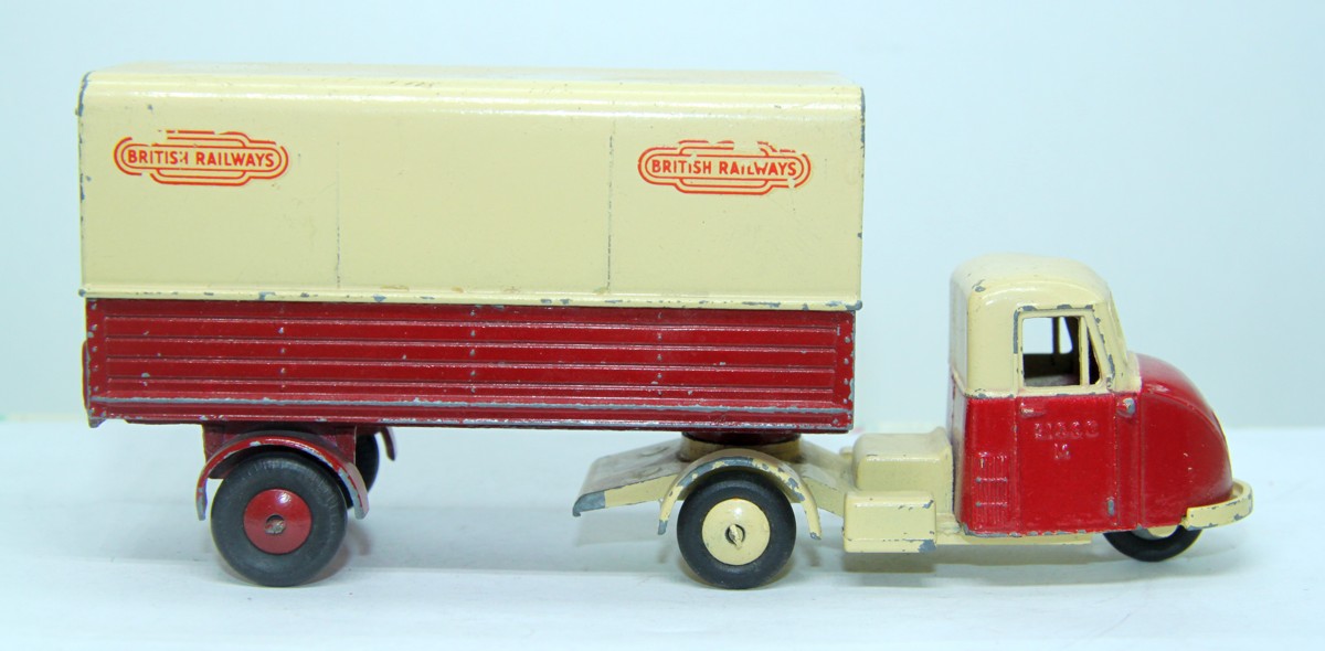 Budgie Toys, Scammell "Scarab", mit Aufschrift British Railways", rot/creme, made in England;  bespielt mit  Gebrauchsspuren, siehe Bilder, ohne Originalverpackung 