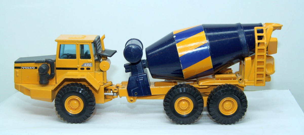 Joal  Baufahrzeug, Volvo A35C, Betonmischer, gelb/blau, Maßstab 1:50, bespielt mit Gebrauchsspuren siehe Bilder, ohne Originalverpackung 