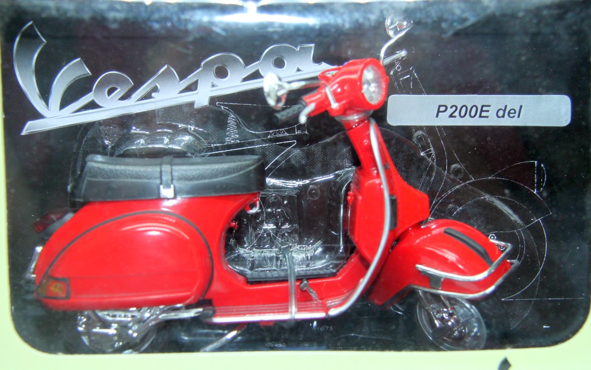 „Vespa Motorroller P200 del, Motorrollermodell 1:12, mit frei rollenden Rändern und ausklappbarem Seitenständer, ca,14 cm, rot, mit Originalverpackung