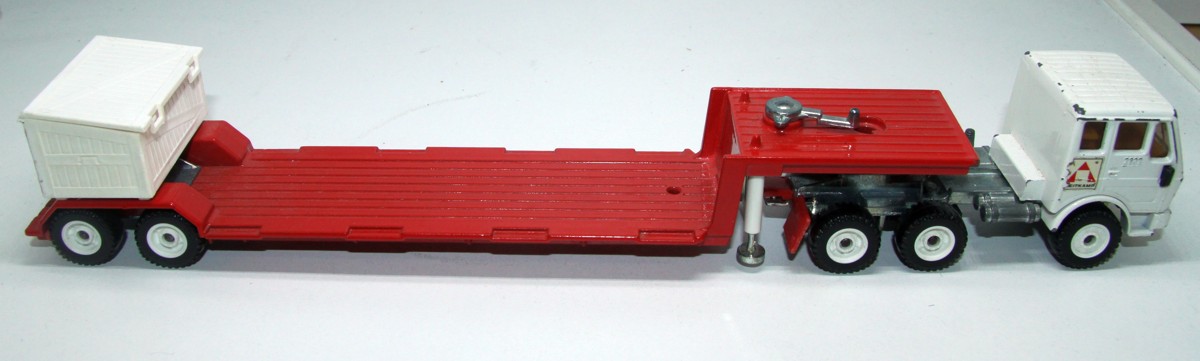 SIKU 2125 + Tieflader in rot, Maßstab 1:55, bespielt mit sichtbaren Gebrauchsspuren, siehe Bilder, ohne Originalverpackung, 