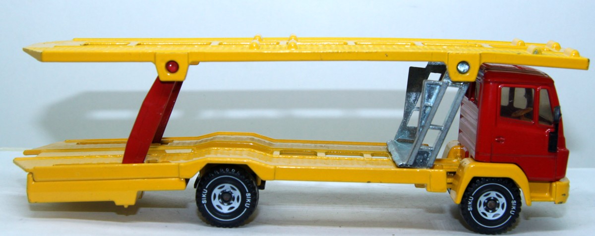 Siku Mercedes Mercedes Autotransporter, gelb/rot Maßstab 1:55, bespielt mit  Gebrauchsspuren, siehe Bilder, ohne Originalverpackung.