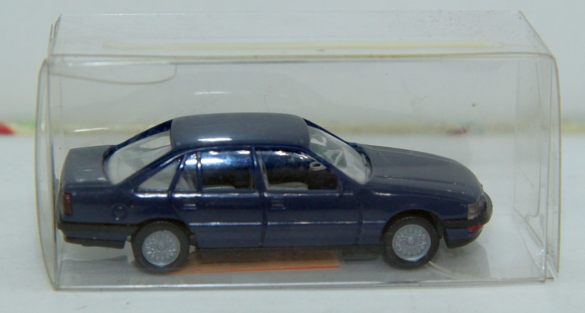 Wiking 10 082, Opel Senator Limousine, blau, für Spur H0, mit Ersatzverpackung