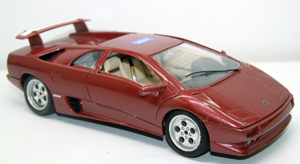 Burago, Lamborghini Diablo (1990), rot,  Maßstab 1:18, bespielt mit  Gebrauchsspuren , siehe Bilder, ohne Originalverpackung 