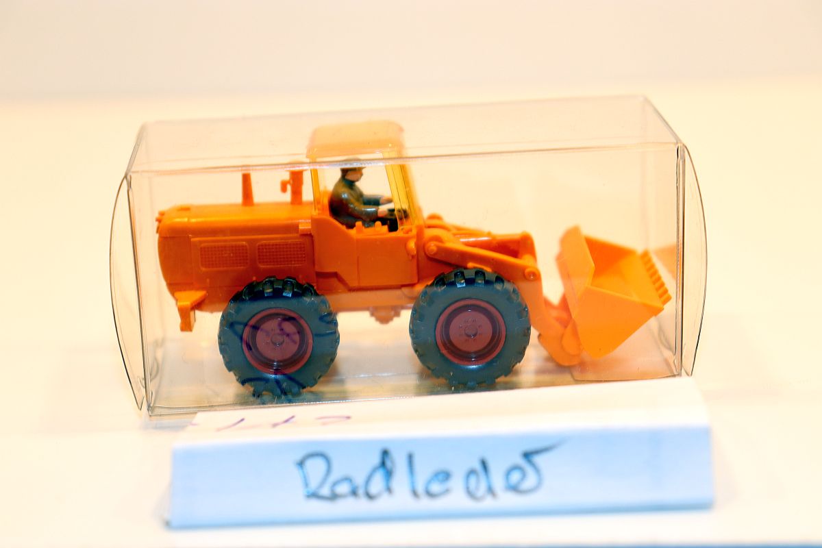 Wiking SW19536, Hanomag wheel loader construction sites with cab and driver, orange, for H0 scale, 