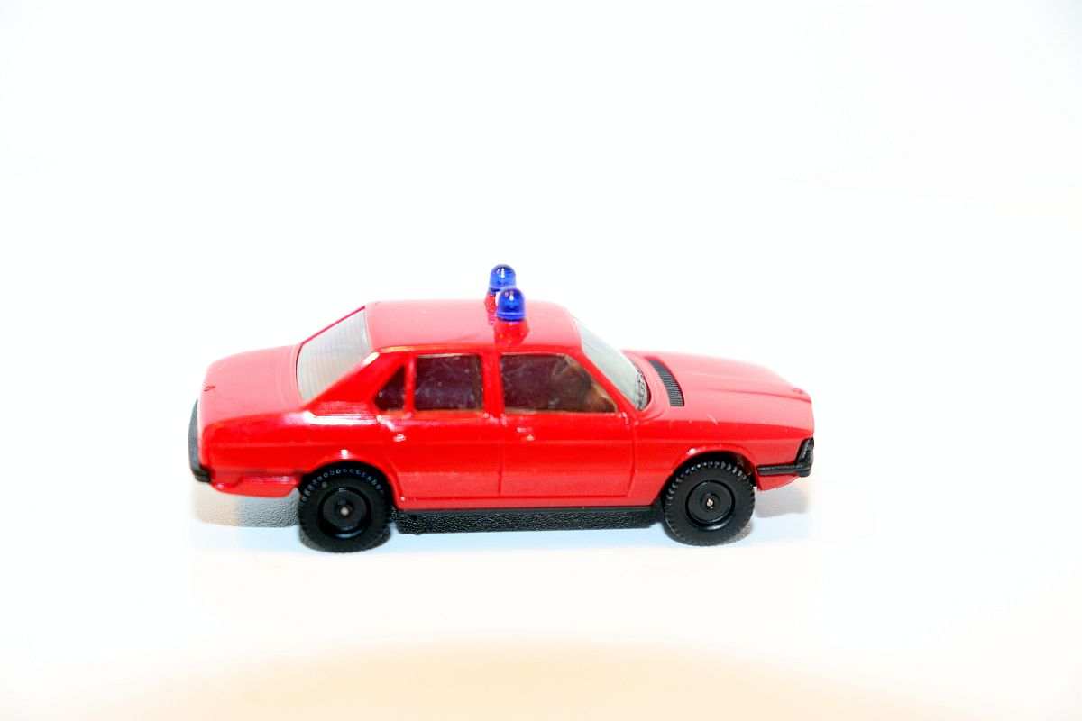 Herpa SW20336, Fire brigade emergency vehicle BMW 528i, red, for H0 scale, 