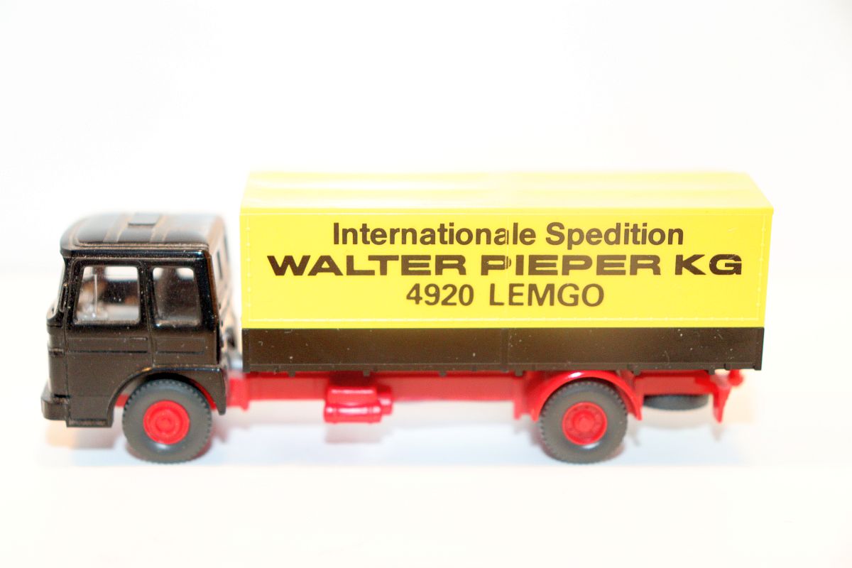 Wiking SW20356, MAN 16.320 F flatbed truck “Walter Pieper KG”, black/yellow, for H0 scale, 
