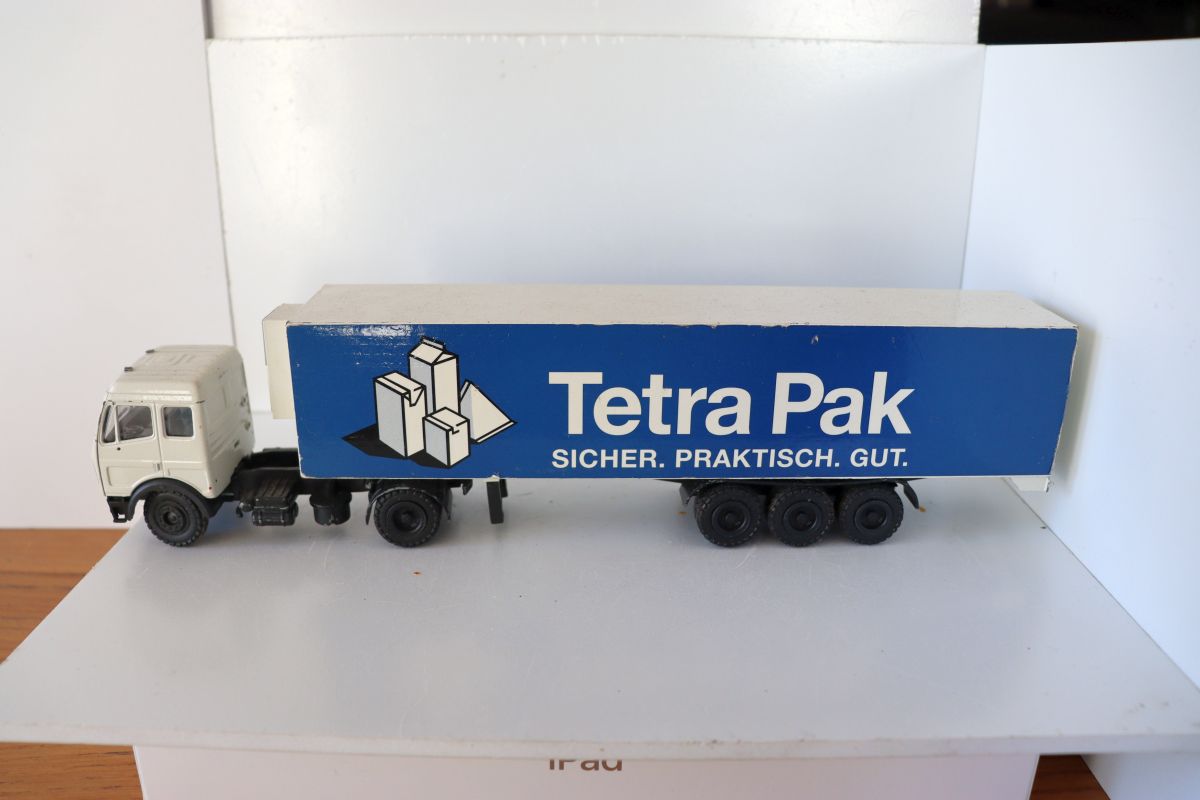 Conrad Models SW21529, MB Laster mit Kofferanhänger, weiß/blau, "Tetra Pak", Vollmetall