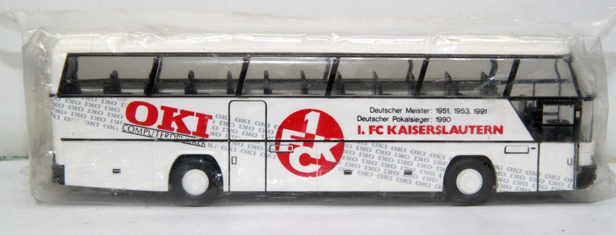 Rietze Bus-Modell 40186, Mannschaftsbus, mit Aufschrift "1.FC Kaiserslautern Bus",  für Spur H0, in Ersatzverpackung