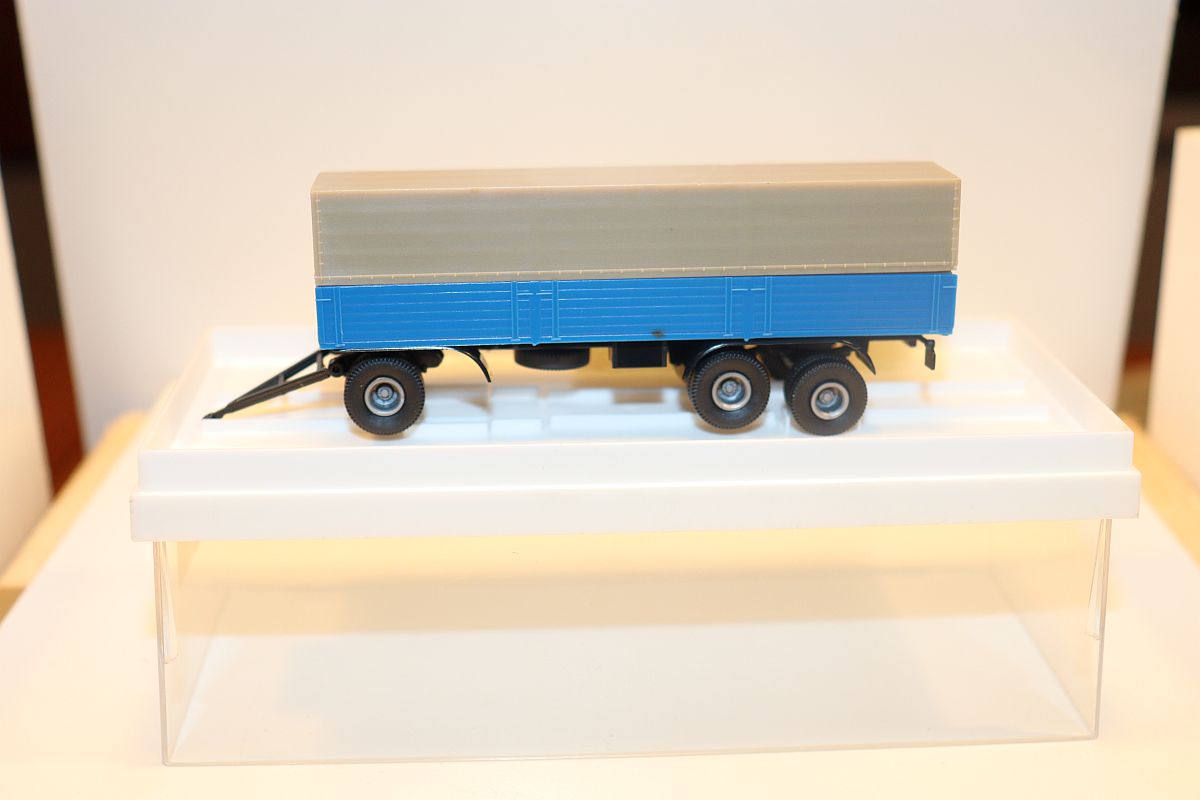 Brekina 5530, 3-axle trailer, flatbed/tarpaulin, blue/grey, for gauge H0, 