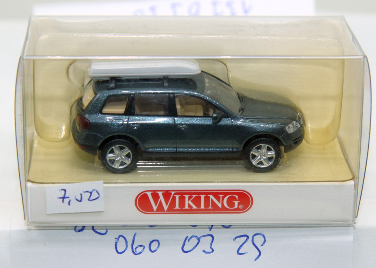 Wiking 0600329, VW Touareg with roof luggage box metallic, for gauge H0, 